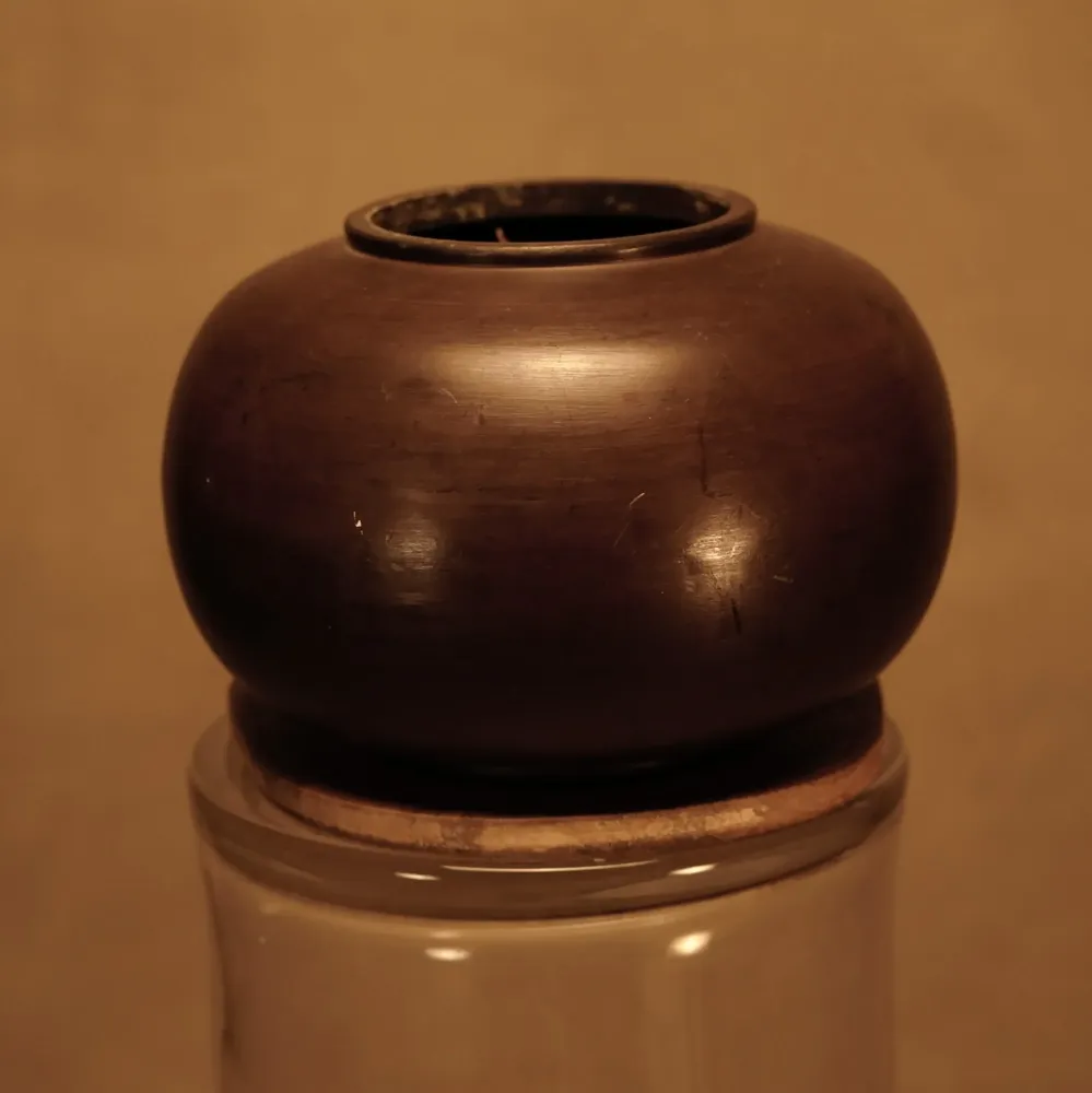 Schwarze Vase aus massivem Metall – Japandi-Stil