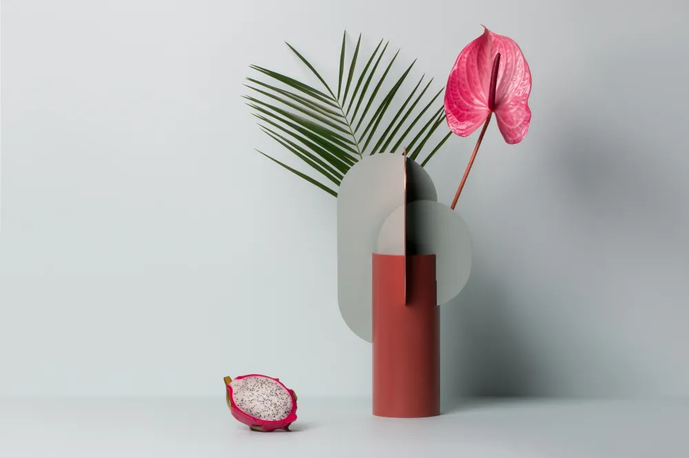 Vase EKSTER aus Ziegel mit blauen und kupfernen Akzenten
