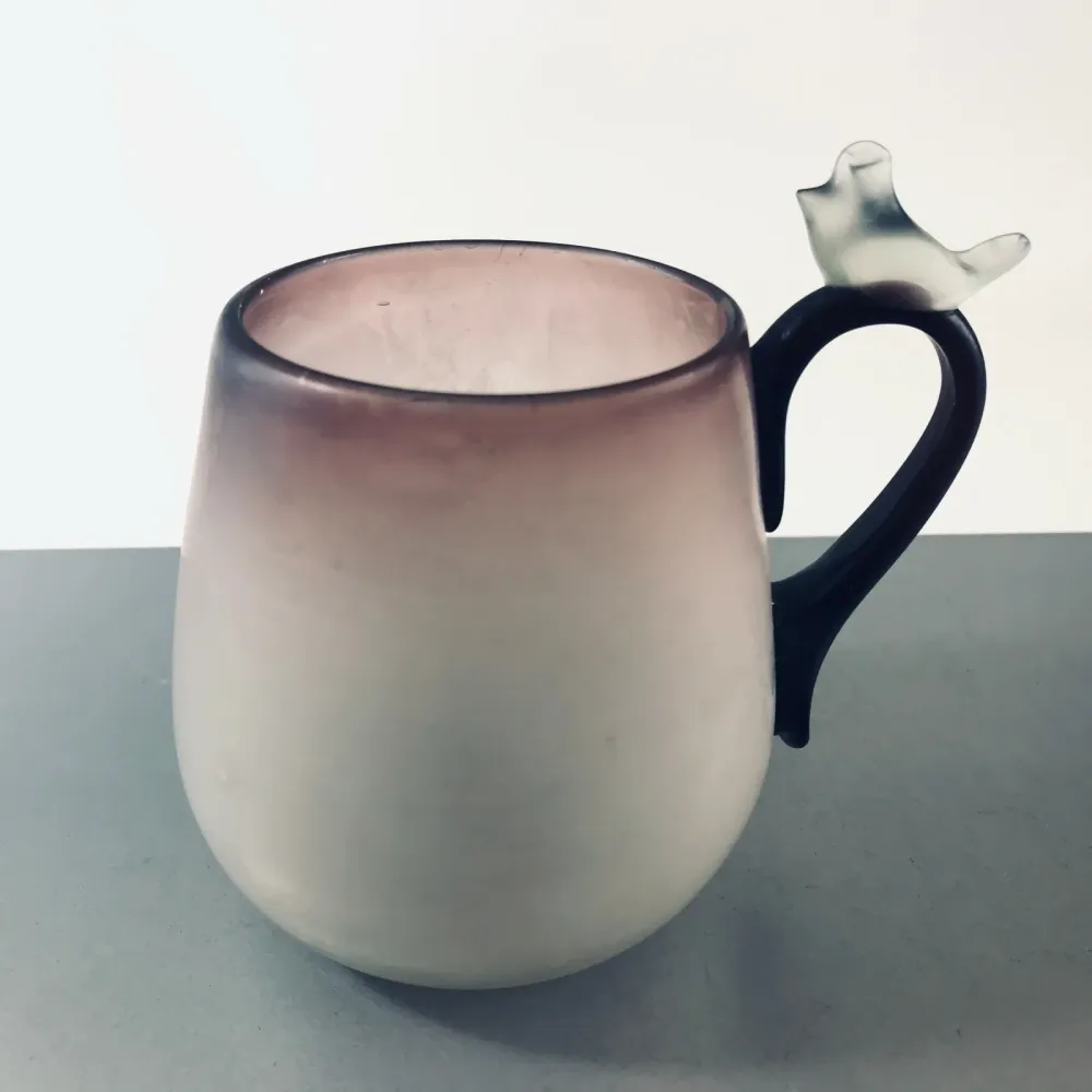Vase Glas Tasse mit Vogel lila Überlauf Satinato 9,5 cm 80er 70er