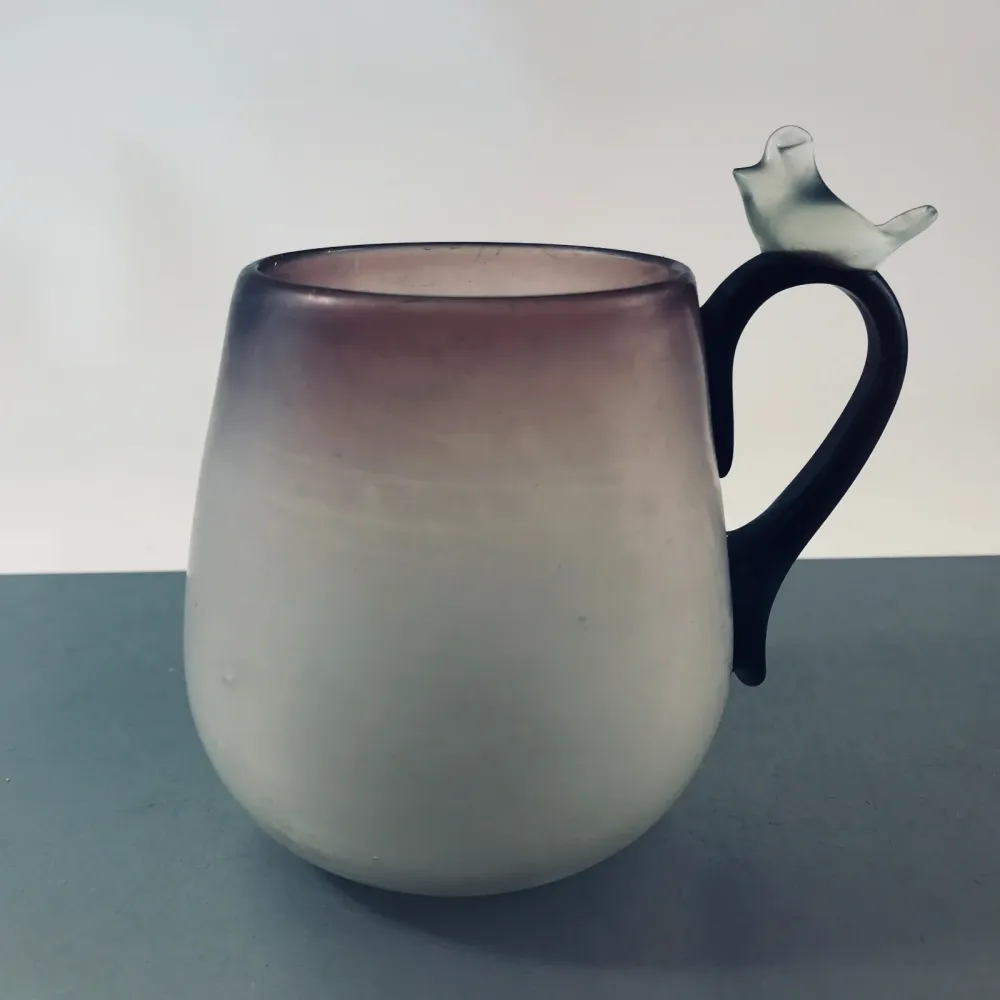 Vase Glas Tasse mit Vogel lila Überlauf Satinato 9,5 cm 80er 70er