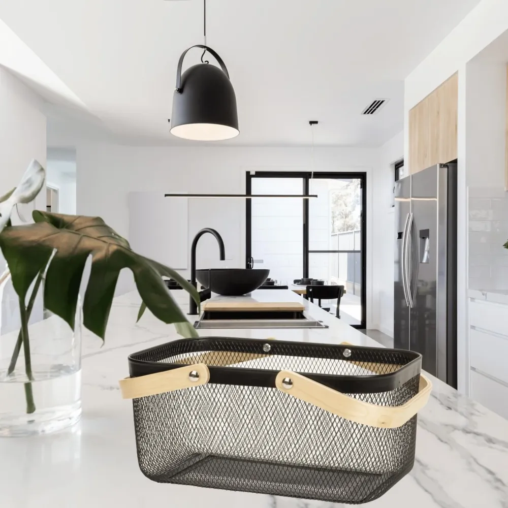 Aufbewahrungskorb mit Henkel für Kleidung Deko oder Accessoires schwarz aus Stahl und Holz 37x24x18