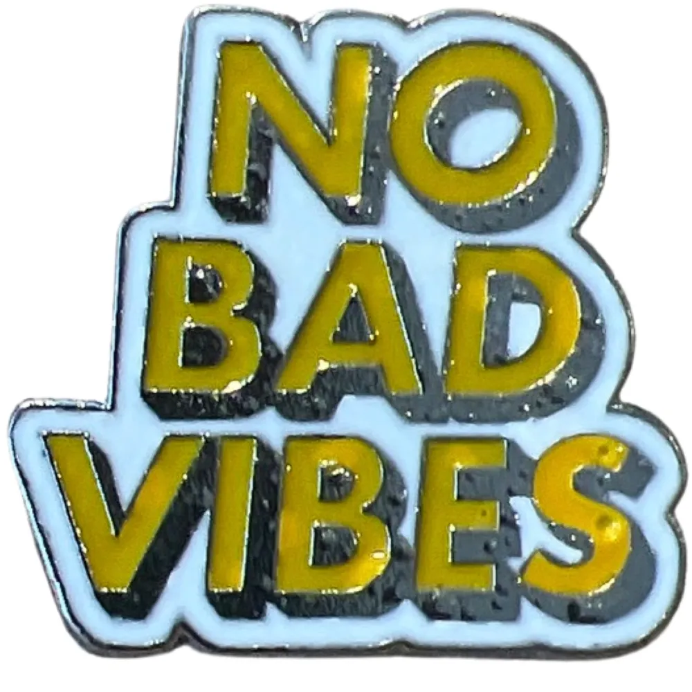 NO BAD VIBES Text Emaille Pin