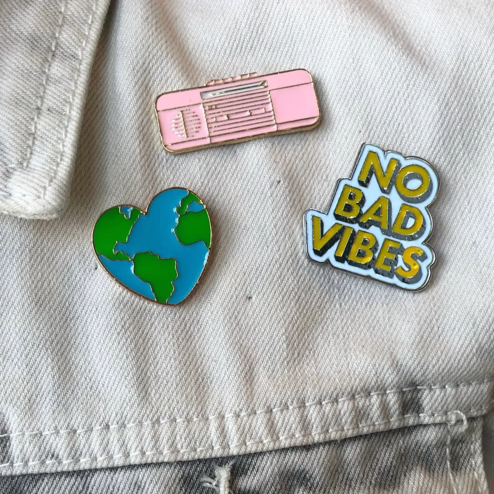 NO BAD VIBES Text Emaille Pin