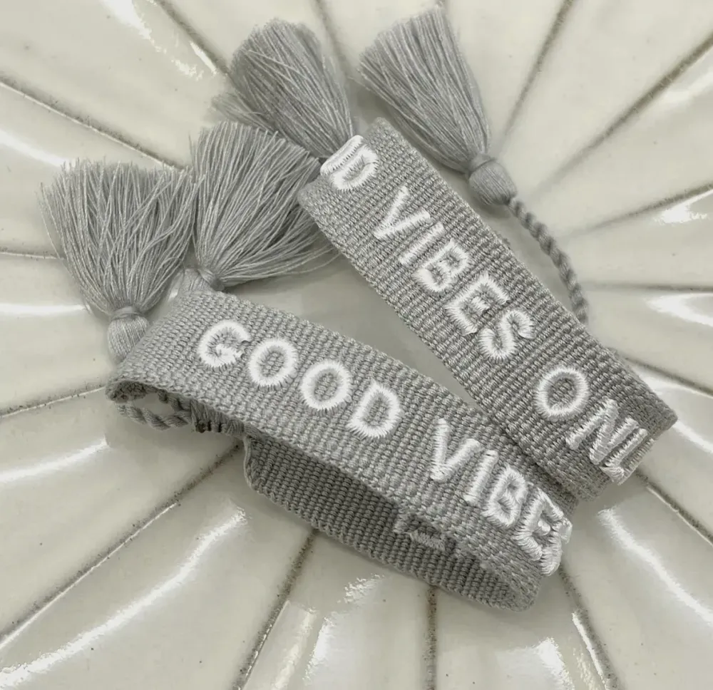 GOOD VIBES ONLY STATEMENT ARMBAND Grey