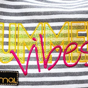 Stickdatei SUMMER Vibes Schriftzug mit Stickfolie (Mylar) 4 Größen 13x18-20x30 inkl. Anleitung