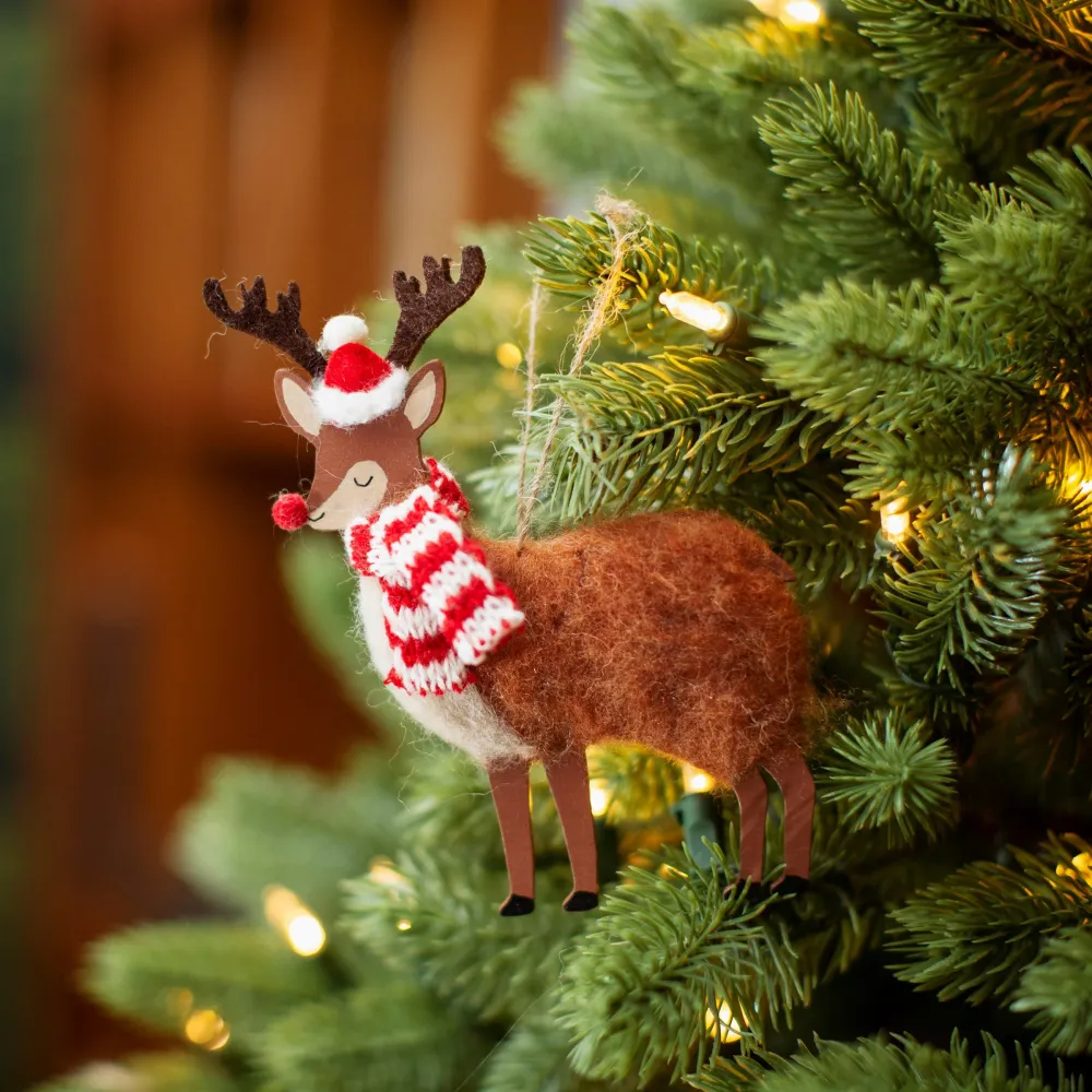 Christbaumschmuck Deko Hänger Rentier aus Holz mit Weihnachtsmütze und weiß-rotem Strickschal Filz braun beige rot