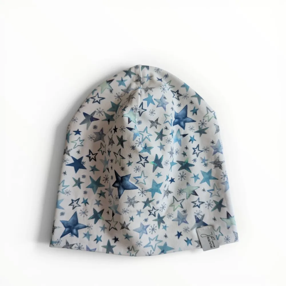 Unisex Beanie weiss mit blauen Sternen, Kopfumfang 46-49 cm, Einzelstück