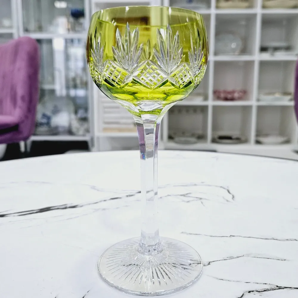 1 Stück. Wunderschönes, handgeschliffenes Weinglas aus Kristall grünlicher Farbe. (180 ml)