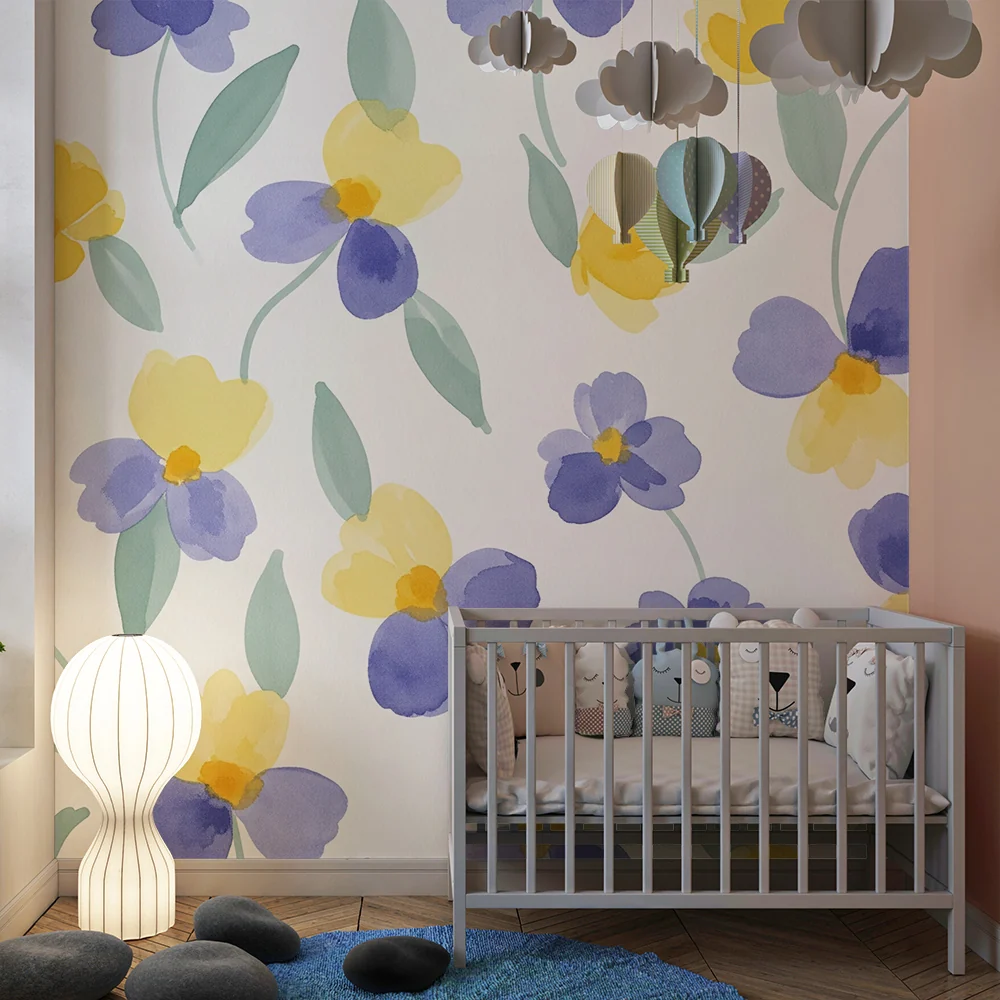 Babyzimmer Tapete | Aquarellblumen Gelb und Violett auf hellem Grund