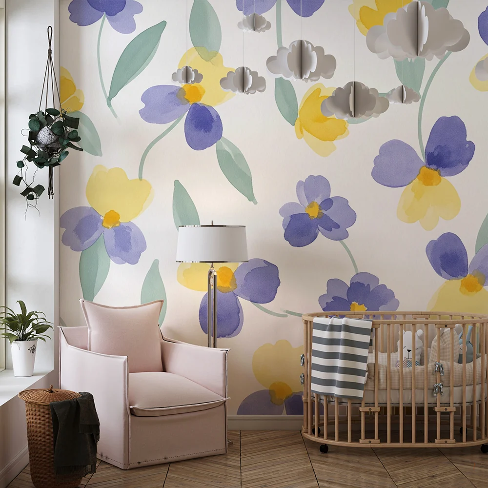Babyzimmer Tapete | Aquarellblumen Gelb und Violett auf hellem Grund