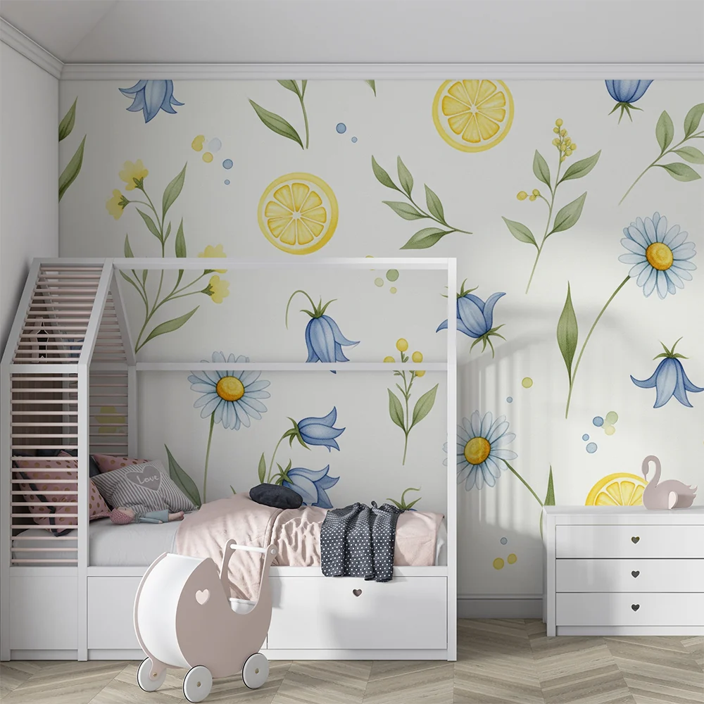 Babyzimmer Tapete | Blaue Blumen und Zitronen auf hellem Hintergrund