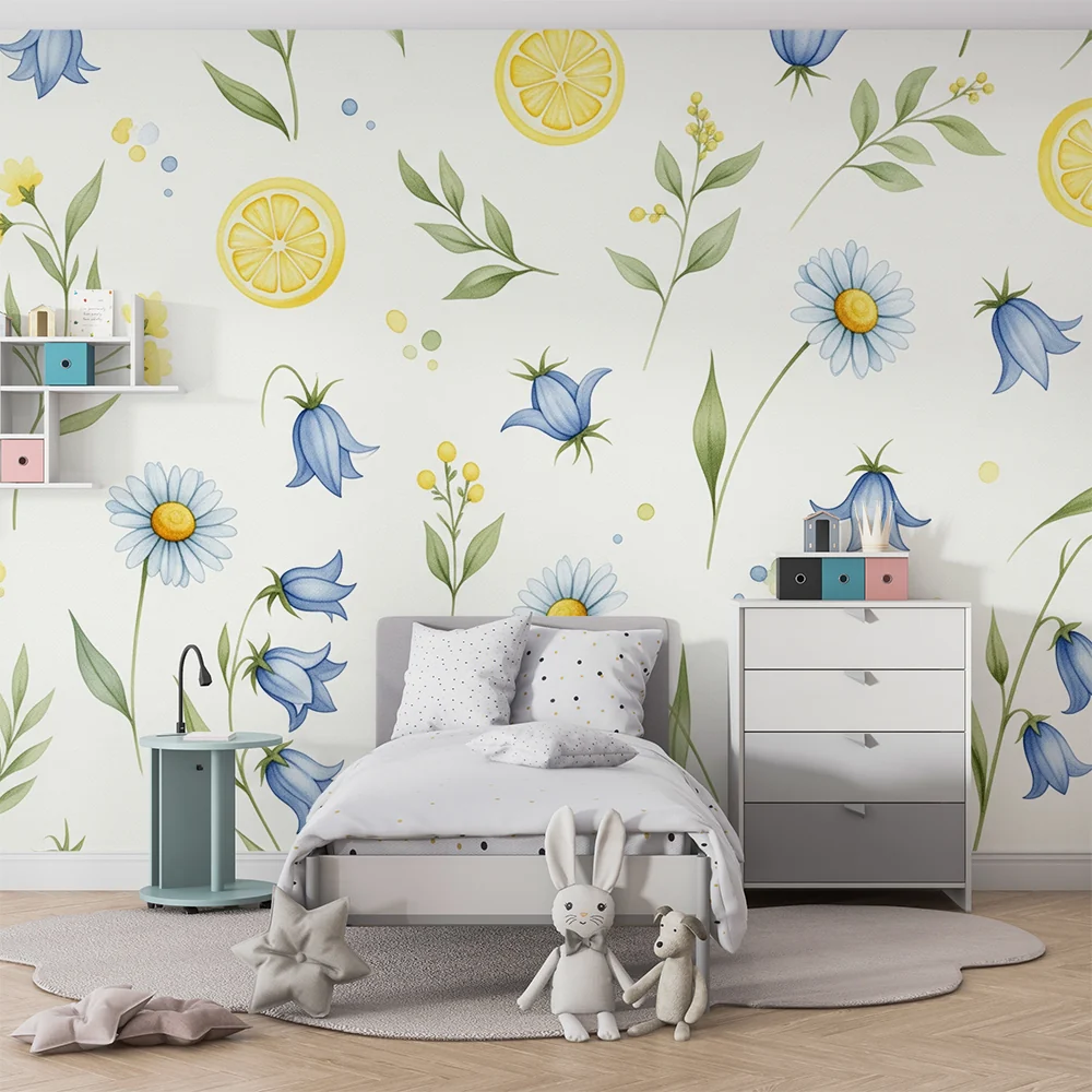 Babyzimmer Tapete | Blaue Blumen und Zitronen auf hellem Hintergrund