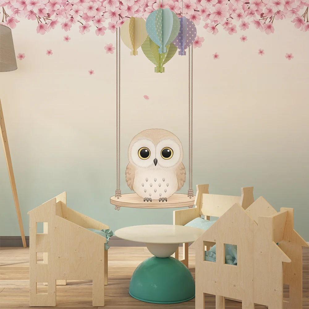 Babyzimmer Tapete | Niedliche Eule auf einer Schaukel umgeben von Kirschblüten