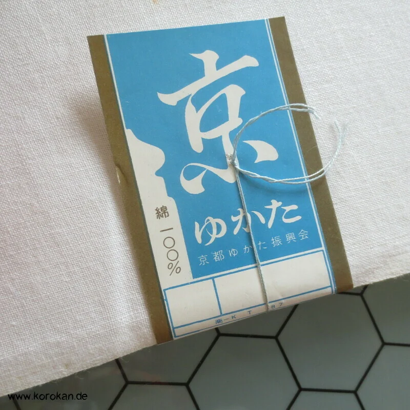 Karieba Yukata Stoff mit Walen Wellen, Blaudruck