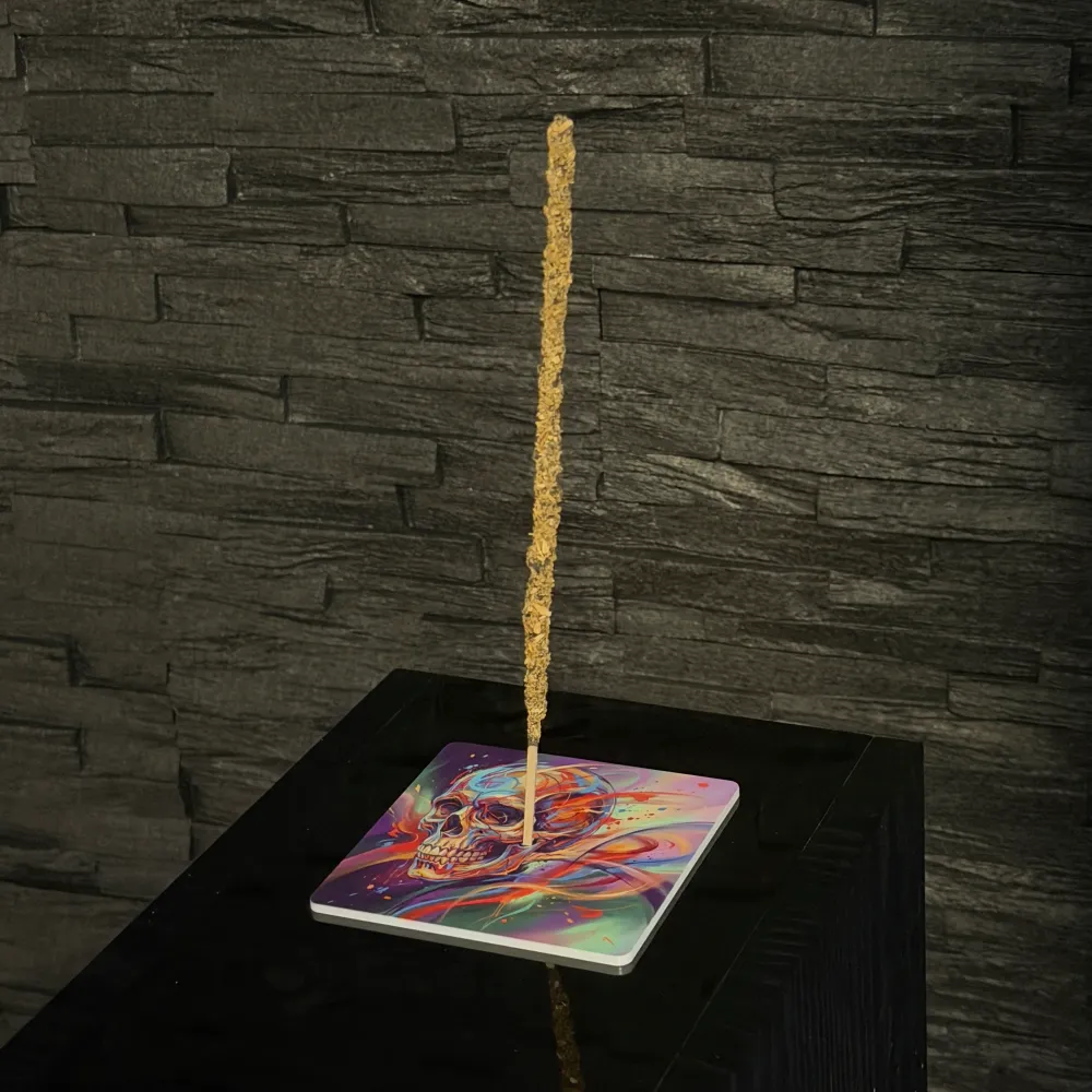 Ahnenschädel – Motiv 9 | Abstrakter Räucherstäbchenhalter aus Acryl - 10 × 10 cm
