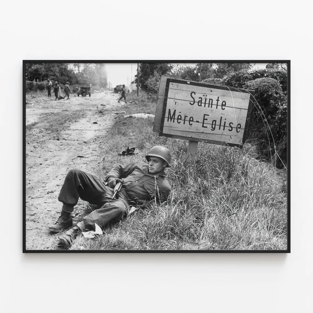 Amerikanischer Fallschirmjäger bei einer Ruhepause nahe Sainte-Mère-Église | Kunstdruck eines historischen Fotos