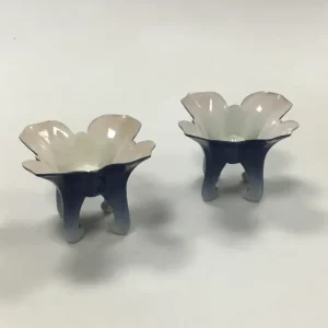 Bing og Grøndahl Jugendstil Zwei Umschlagvasen Form einer Blume, auf vier Füßen. Nr. 5001