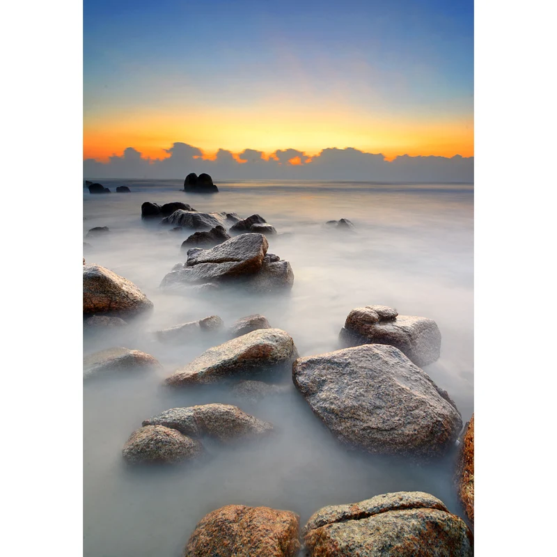Blauer Sonnenaufgang Landschaftswandaufkleber Stein im nebligen Wasser Tropix Imprägnierungswandkunst Clearhalo