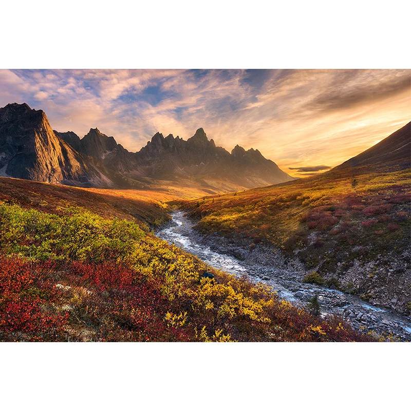 Modernes Wandbild „Sonnenuntergang Berglandschaft“ Braune Herbstwiesen und trocknender Fluss Wandkunst Clearhalo