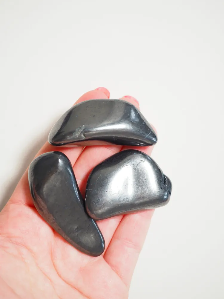Edel Schungit Trommel Stein . Fancy Shungite Tumble ca. 5 cm - aus Russland