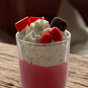 Erdbeer-Duftkerze – Frisches Dessert-Design mit dekorativen Wachsdetails