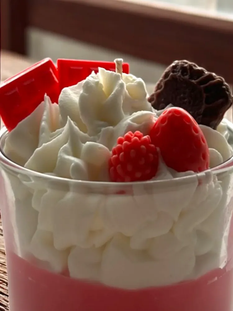 Erdbeer-Duftkerze – Frisches Dessert-Design mit dekorativen Wachsdetails