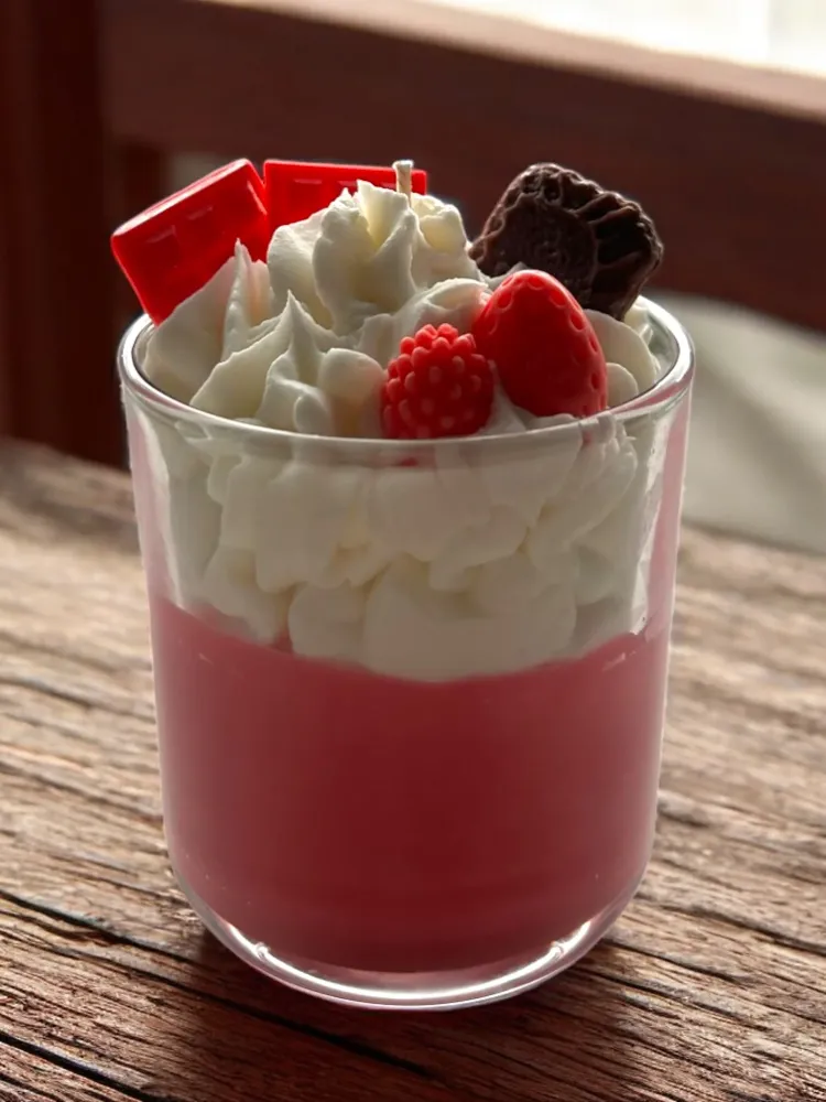 Erdbeer-Duftkerze – Frisches Dessert-Design mit dekorativen Wachsdetails
