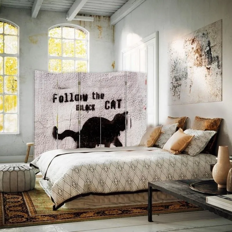 Doppelseitiger Raumteiler, Folge der schwarzen Katze Feeby