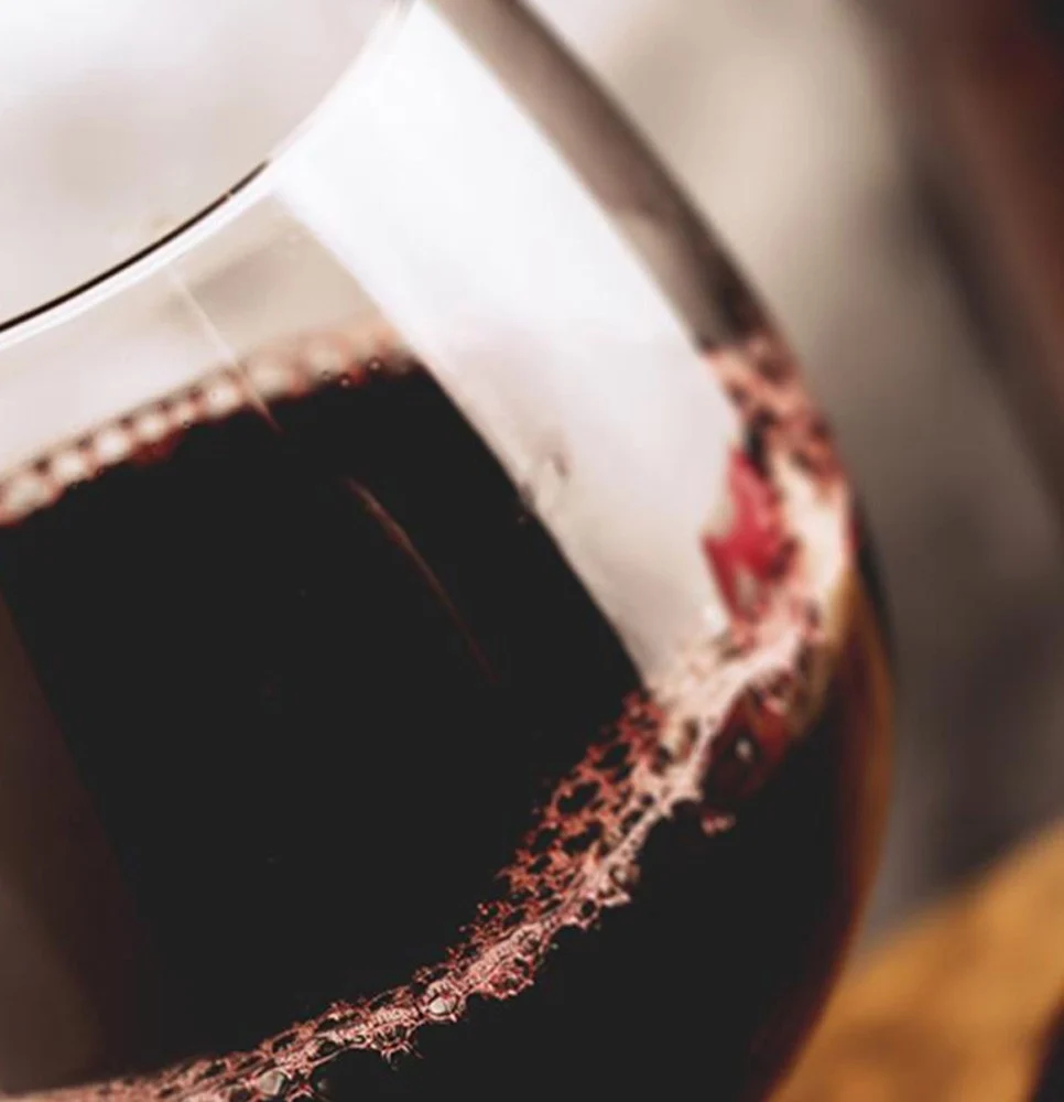 Doppelseitiger Raumteiler, Glas trockener Wein Feeby