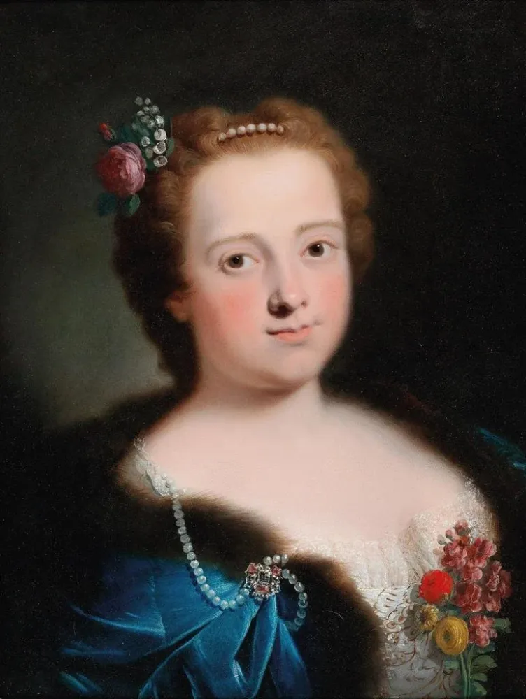 Gemälde Portrait einer Frau Brustbild, gekleidet ein weißes, besticktes Kleid und einen mit blauer Fell gefütterten Umhang...