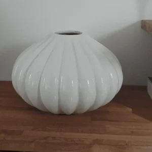 Geriffelte Vintage Vase aus Keramik elegantem Weiß kaufen