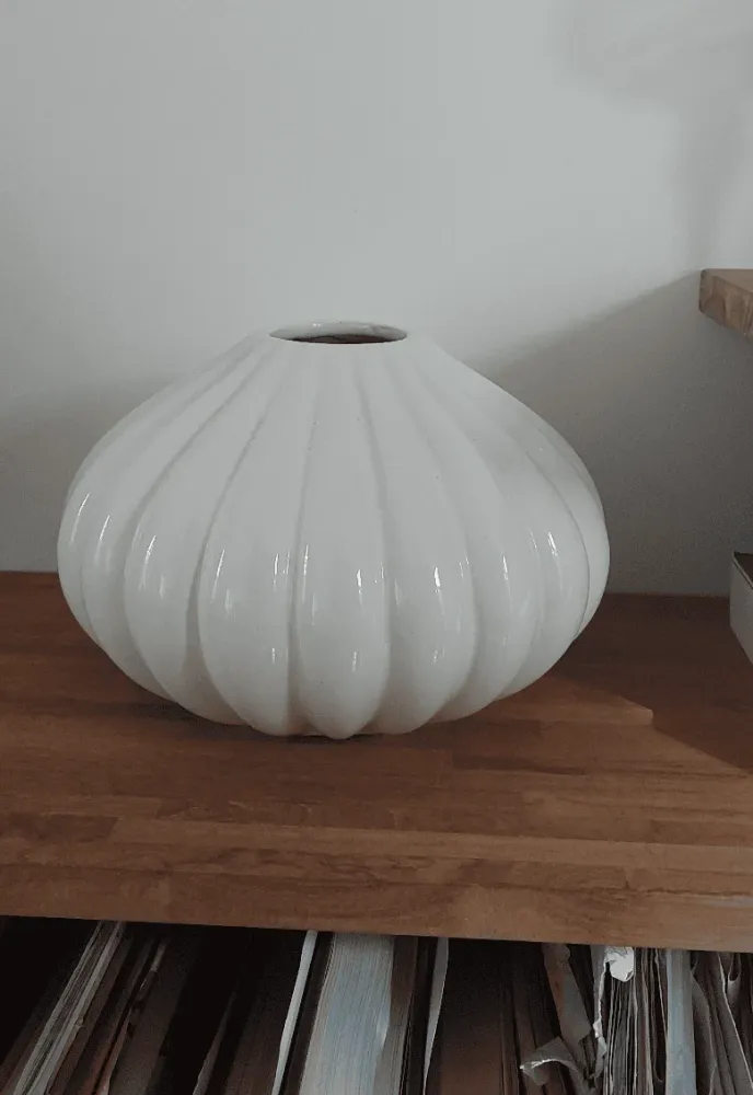 Geriffelte Vintage Vase aus Keramik elegantem Weiß kaufen