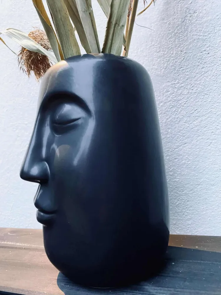 Große, schöne Keramikvase mit Gesicht