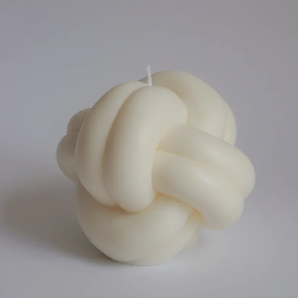 Handgefertigte Knotenkerze von Inuti, Rapswachs, vegan, ohne Duft, 10x10cm