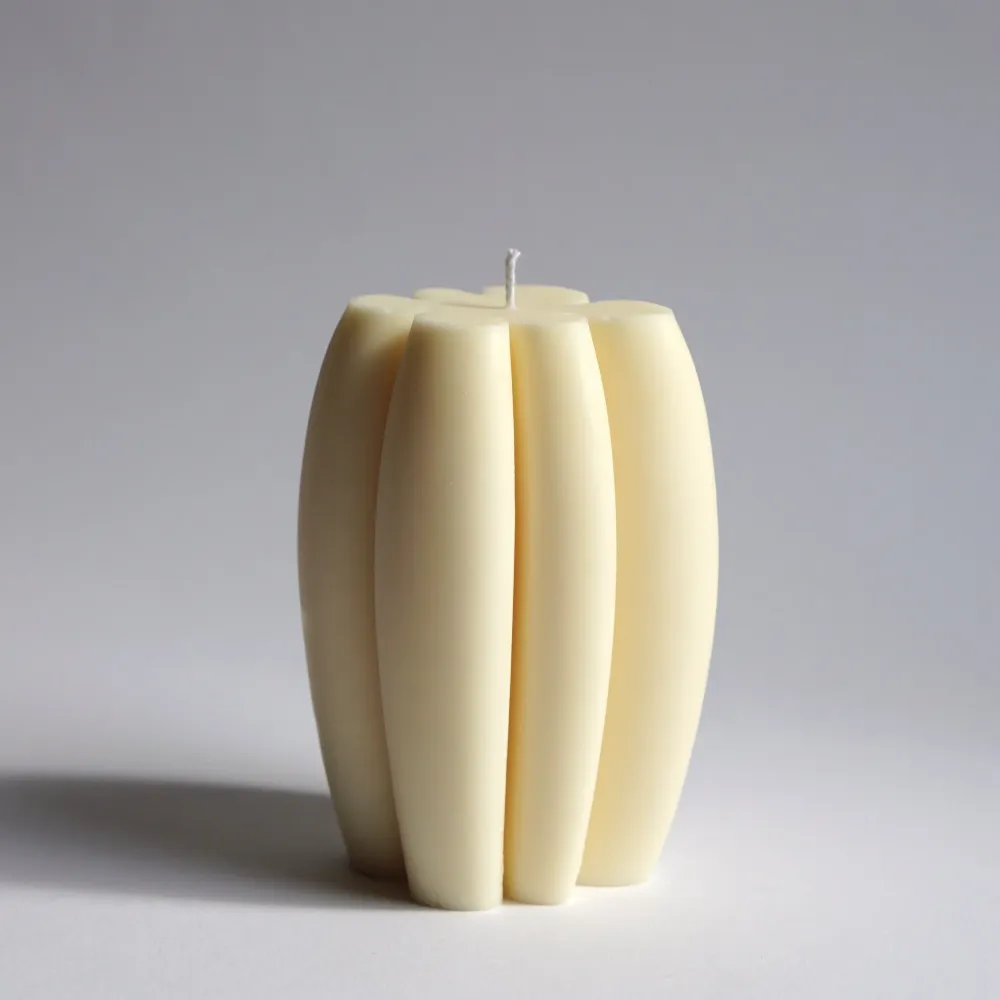 Handgefertigte minimalistische Design-Kerze organische Form