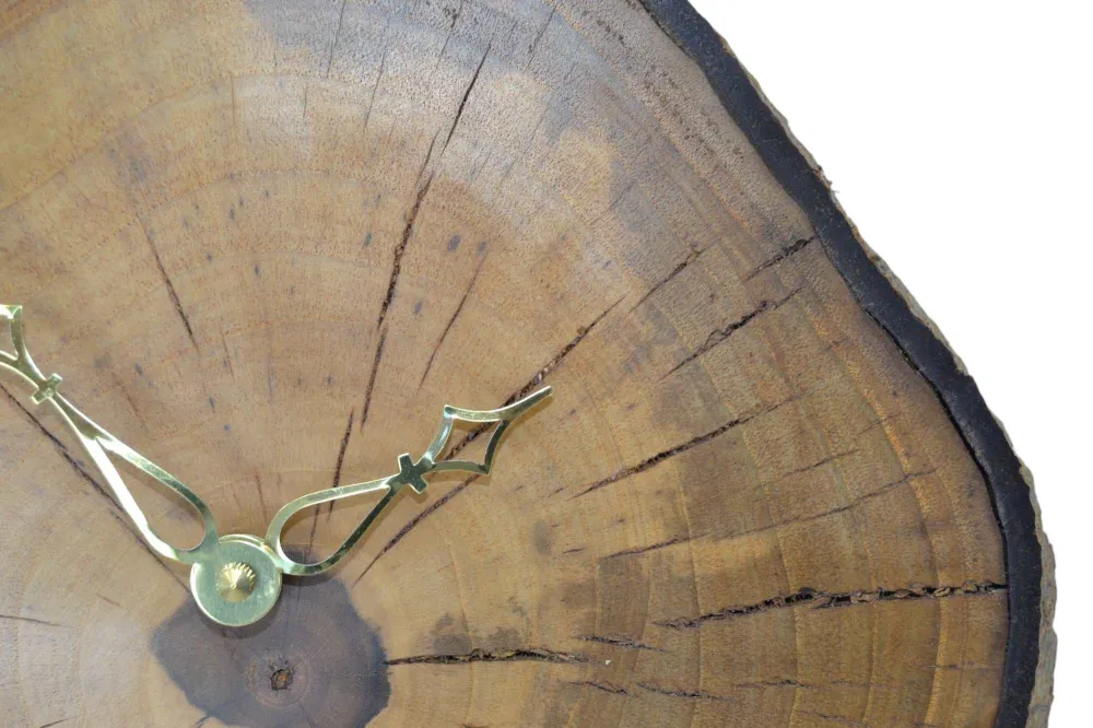 Holz Wanduhr 28x26 cm aus Walnuss Unikat Handarbeit