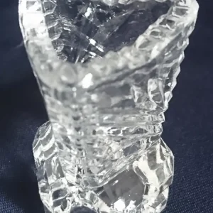 KLEINE BLUMENVASE - Kristallglas, Geschliffen Dreieckige Kantige Form Linien Pluszeichen Gezackter Rand Relief Dekor