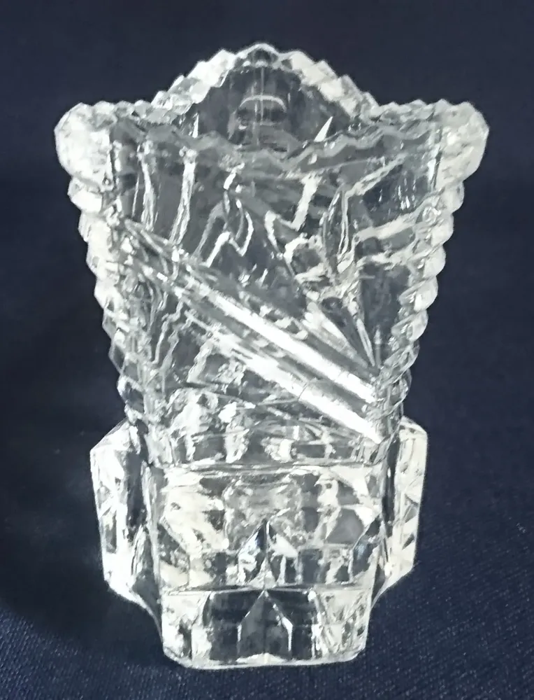 KLEINE BLUMENVASE - Kristallglas, Geschliffen Dreieckige Kantige Form Linien Pluszeichen Gezackter Rand Relief Dekor