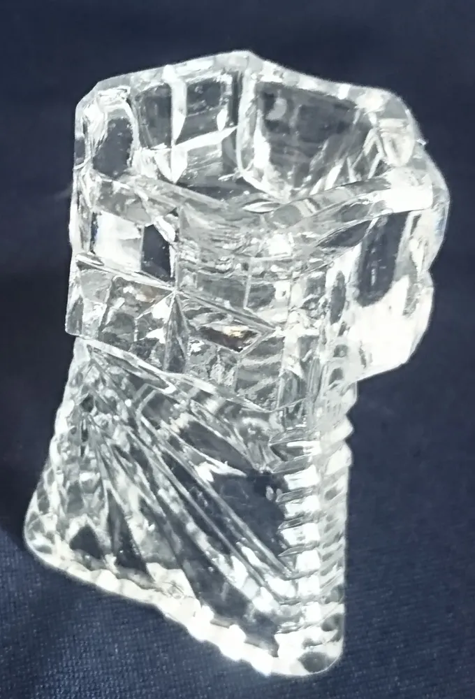 KLEINE BLUMENVASE - Kristallglas, Geschliffen Dreieckige Kantige Form Linien Pluszeichen Gezackter Rand Relief Dekor