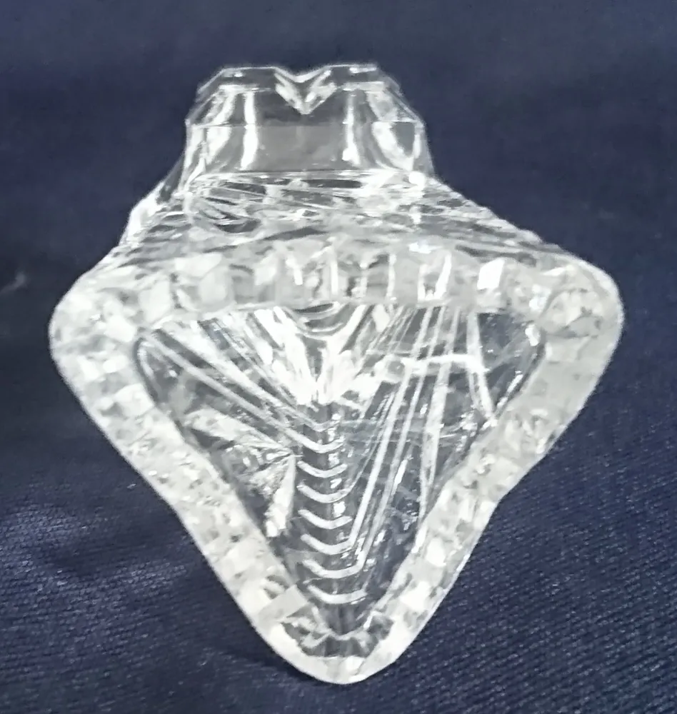 KLEINE BLUMENVASE - Kristallglas, Geschliffen Dreieckige Kantige Form Linien Pluszeichen Gezackter Rand Relief Dekor