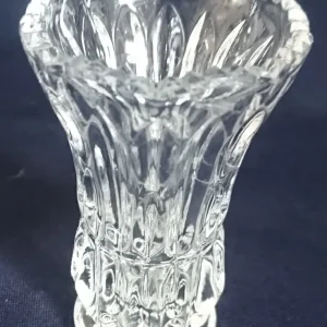 KLEINE BLUMENVASE - Kristallglas, Streifen Balken Linien Stern Gezackter Rand Relief Dekor