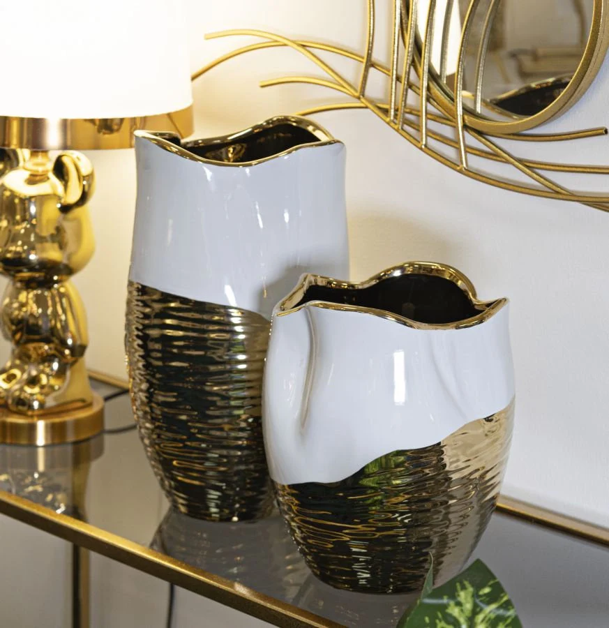 Geschwungene, goldverzierte Keramikvase – Raffiniertes Dekorationsdesign Mauro Ferretti