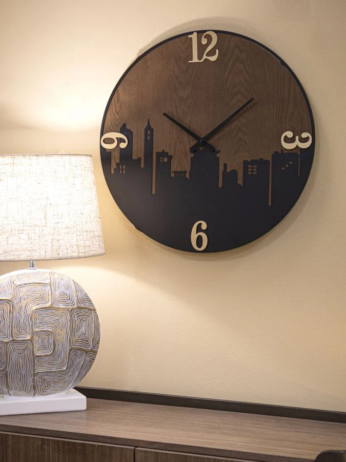 Skyline Runde Wanduhr aus Metall und Holz – Minimalistisches urbanes Design Mauro Ferretti