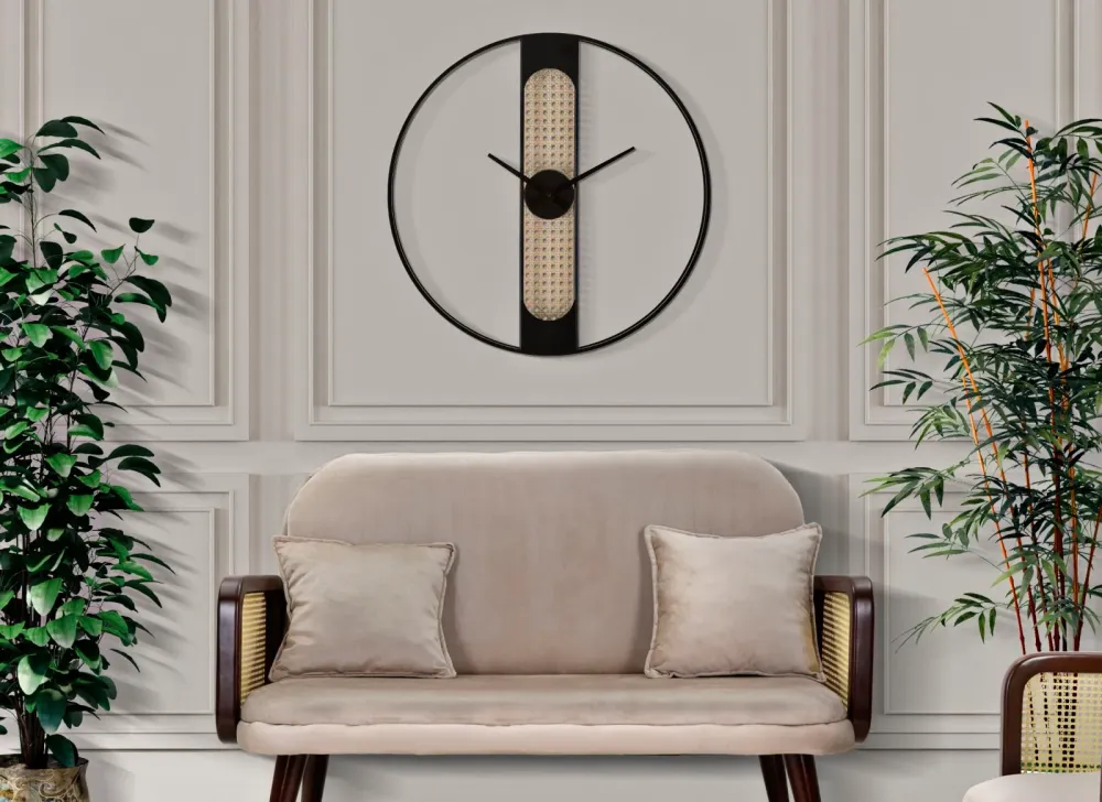 Moderne Wanduhr aus Metall und Holz