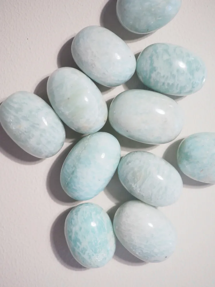 Pastell Amazonit Trommel Stein . Light Amazonite Tumble ca. 3cm Trommel Stein - aus Madagascar Flashy