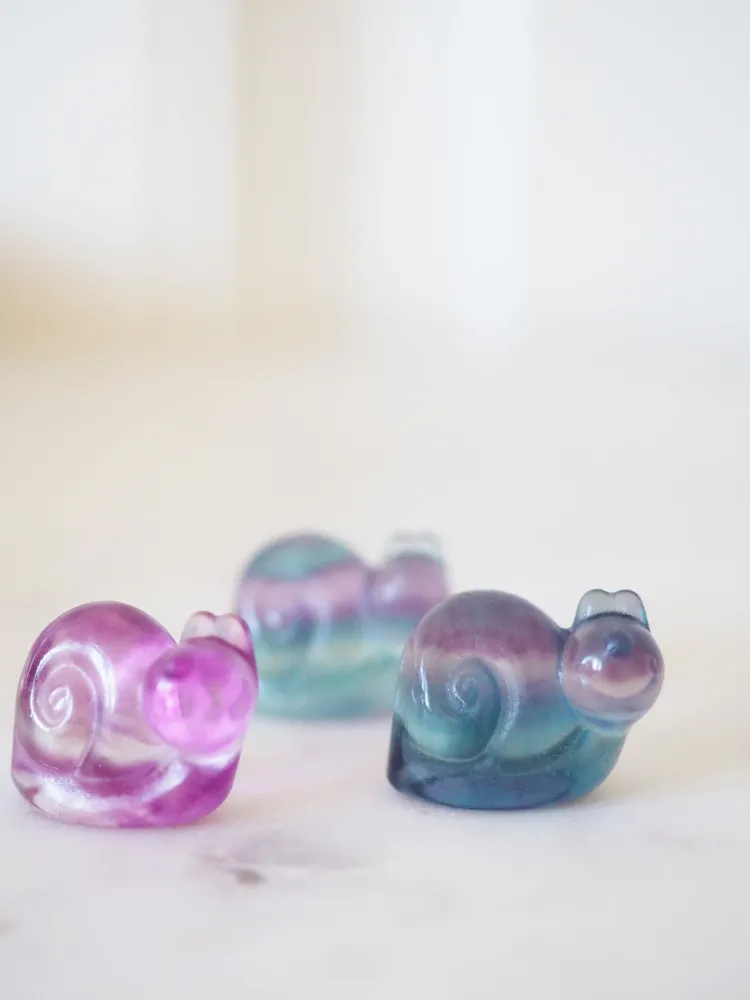 Regenbogen Fluorit Schnecke Gravur . Mini Carving ca. 1.5 cm - aus China