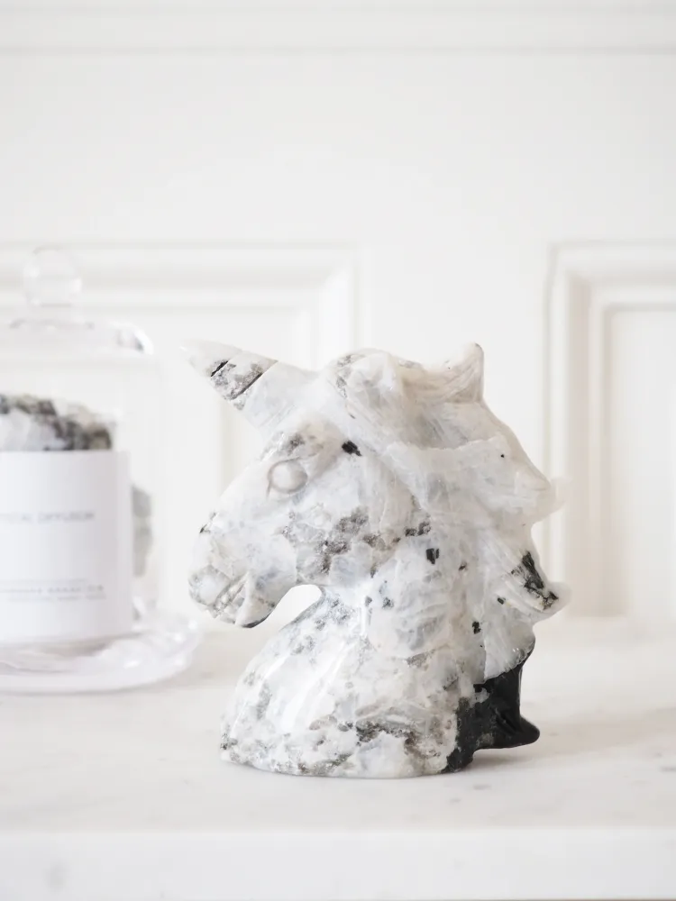 Regenbogen Mondstein . Weißer Labradorit Einhorn . Rainbow Moonstone . White Labradorite Unicorn ca. 10 cm - aus Madagasca...