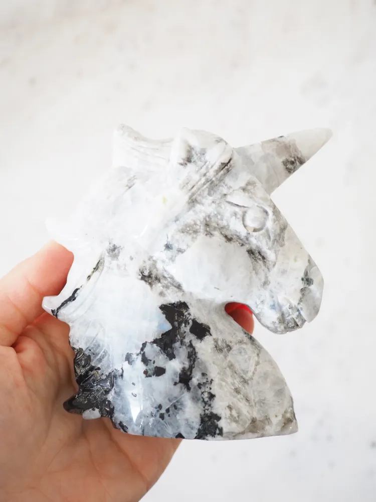 Regenbogen Mondstein . Weißer Labradorit Einhorn . Rainbow Moonstone . White Labradorite Unicorn ca. 10 cm - aus Madagasca...