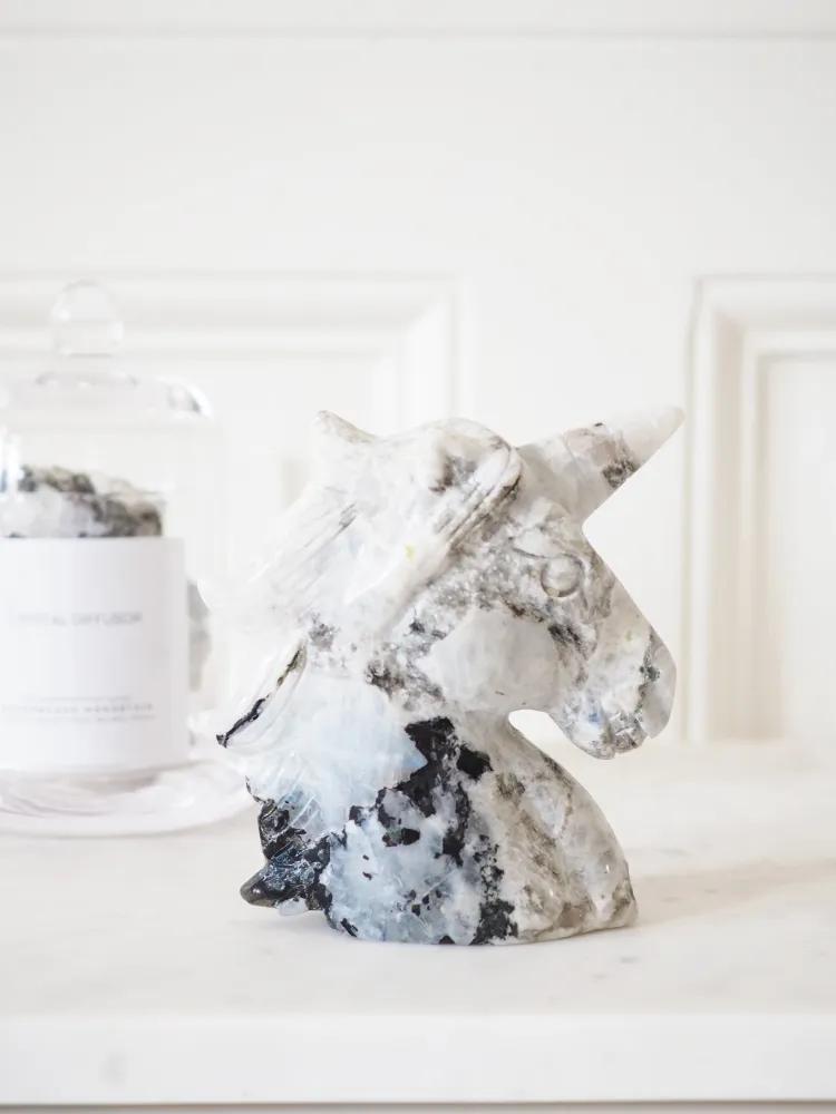 Regenbogen Mondstein . Weißer Labradorit Einhorn . Rainbow Moonstone . White Labradorite Unicorn ca. 10 cm - aus Madagasca...