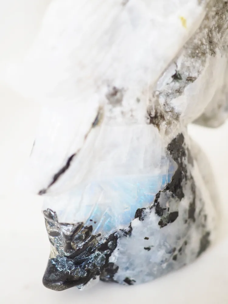 Regenbogen Mondstein . Weißer Labradorit Einhorn . Rainbow Moonstone . White Labradorite Unicorn ca. 10 cm - aus Madagasca...